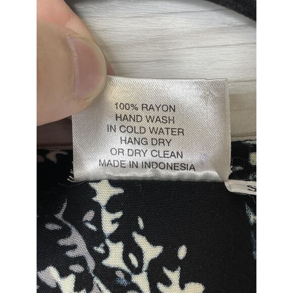 Very Vineyard Shirt Womens Small Black White Floral Button Front Henley Rayon - Picture 7 of 8